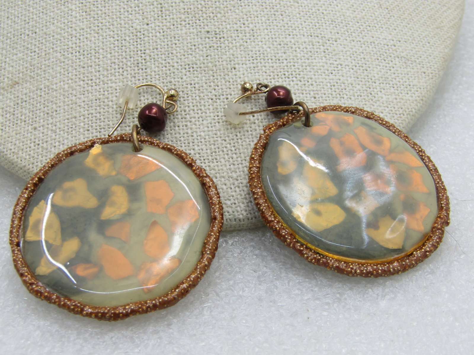 Vintage BOHO Coppery Pearl Opalish Dangle Earrings, Pierced, 2.5": Title: Vintage BOHO Coppery Pearl Opalish Dangle Earrings, Pierced, 2.5" Description: Vintage Funky Coppery Pearl Opalish Dangle Earrings, Pierced, 2.5" - Boho appeal. Textured circle with a clearishp