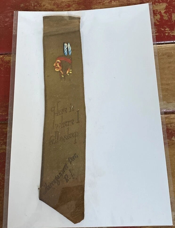 Vintage Handmade Leather Bookmark Indian Head Narragansett Pier R.I.: This vintage handmade leather bookmark features a stunning Native American Indian head design, showcasing the skilled craftsmanship of its creator. With a length of 10.5 inches and a width of 2 inches