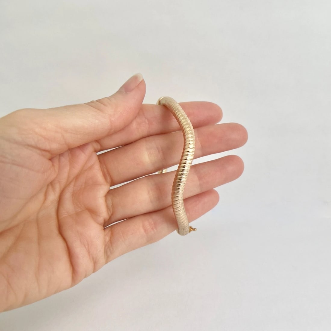 Vintage Italian Two-Tone Wavy Bangle Bracelet 14K Yellow Rose Gold, 8.64 Grams - 8