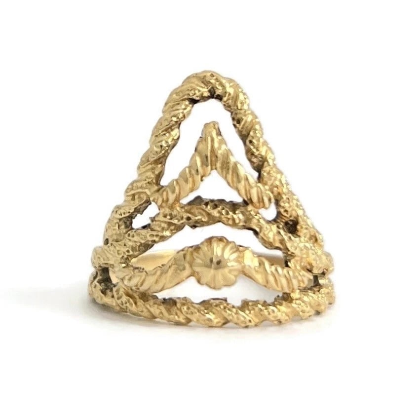 Vintage 1970's Pointed Chevron Statement Ring 14K Yellow Gold, 4.22 Grams: Title: Vintage 1970's Pointed Chevron Statement Ring 14K Yellow Gold, 4.22 Grams Description: Vintage 1970's Pointed Chevron Statement Ring 14K Yellow Gold, 4.22 Grams This is a unique vintage ring. P
