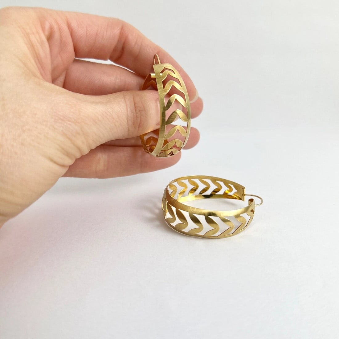 Vintage 1960's 1970's Leaf Filigree Hoop Earrings 18K Yellow Gold, 8.16 Grams - 5