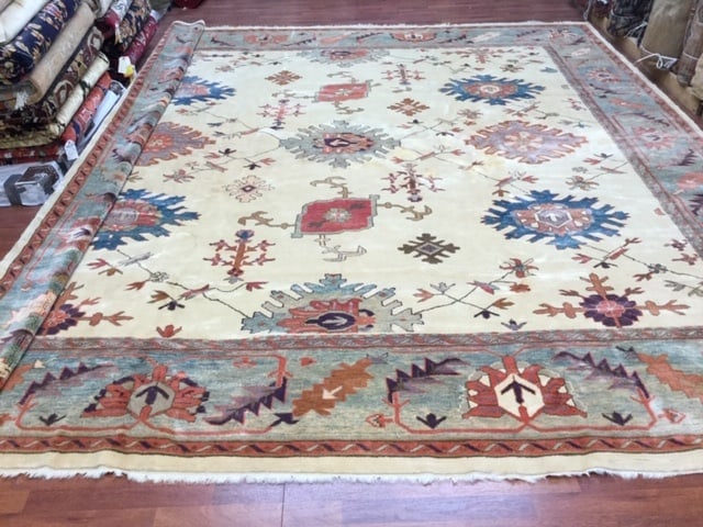 Vintage Turkish Ushak Ru4734/DCR: Title:Vintage Turkish Ushak Ru4734/DCR Description:Beautiful vintage Turkish Ushak from west of Turkey, size 12 ft by 13 ft, circa 2007 , excellent condition with some small repair on the field , wool