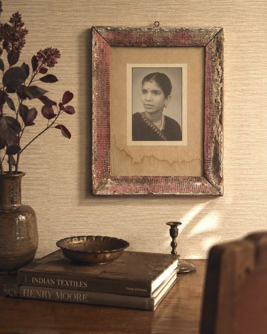 Vintage Indian Hand-Painted Portrait Photograph of a Lady in Original Frame. - 4