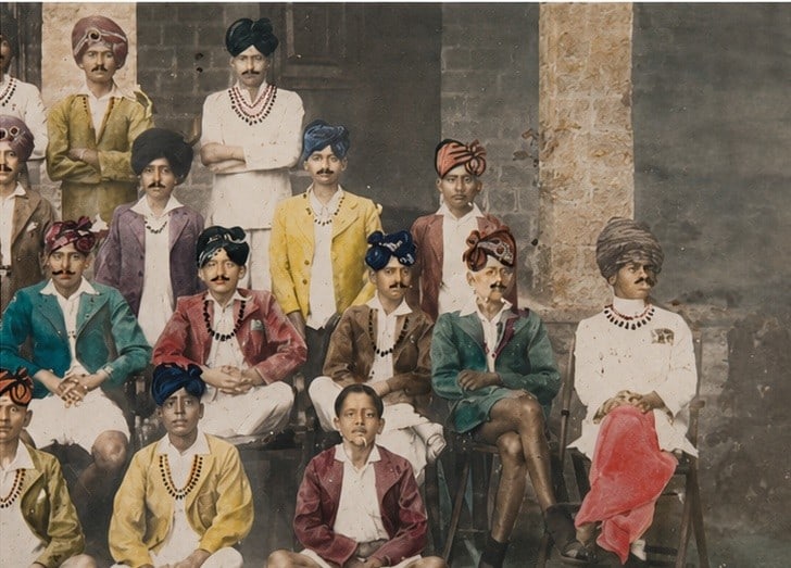 Hand-coloured gelatin silver photograph from India, circa 1920sâ€“40s - Group Portr - 3