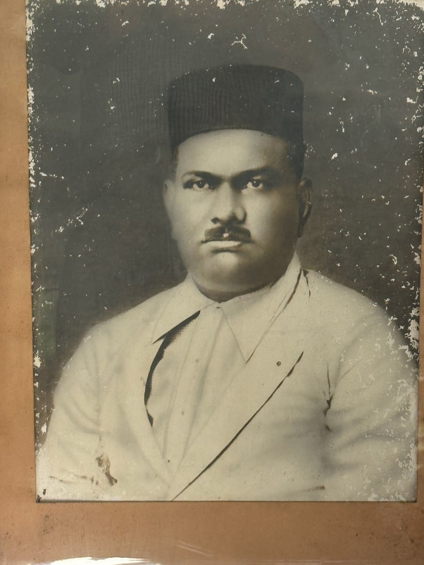 Large Portrait of an Indian Gentleman India, Early 20th Century Silver gelatin photograph, Original - 3