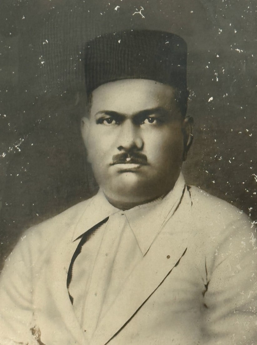 Large Portrait of an Indian Gentleman India, Early 20th Century Silver gelatin photograph, Original - 4