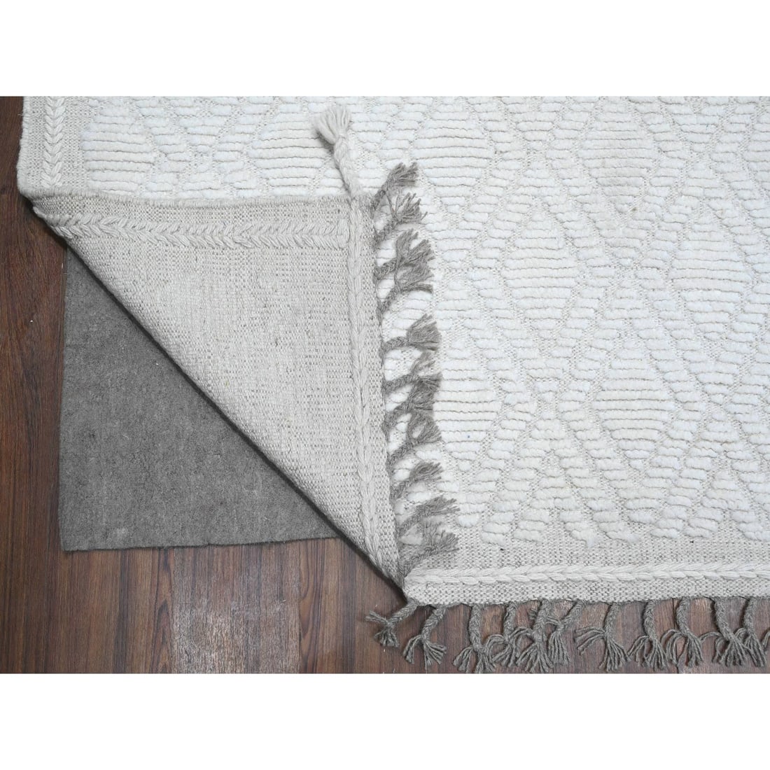 Tahira White Hand Knotted Wool Moroccan Diamond Repetitive Design Rug - 4