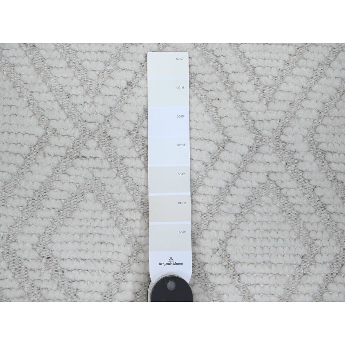 Tahira White Hand Knotted Wool Moroccan Diamond Repetitive Design Rug - 7