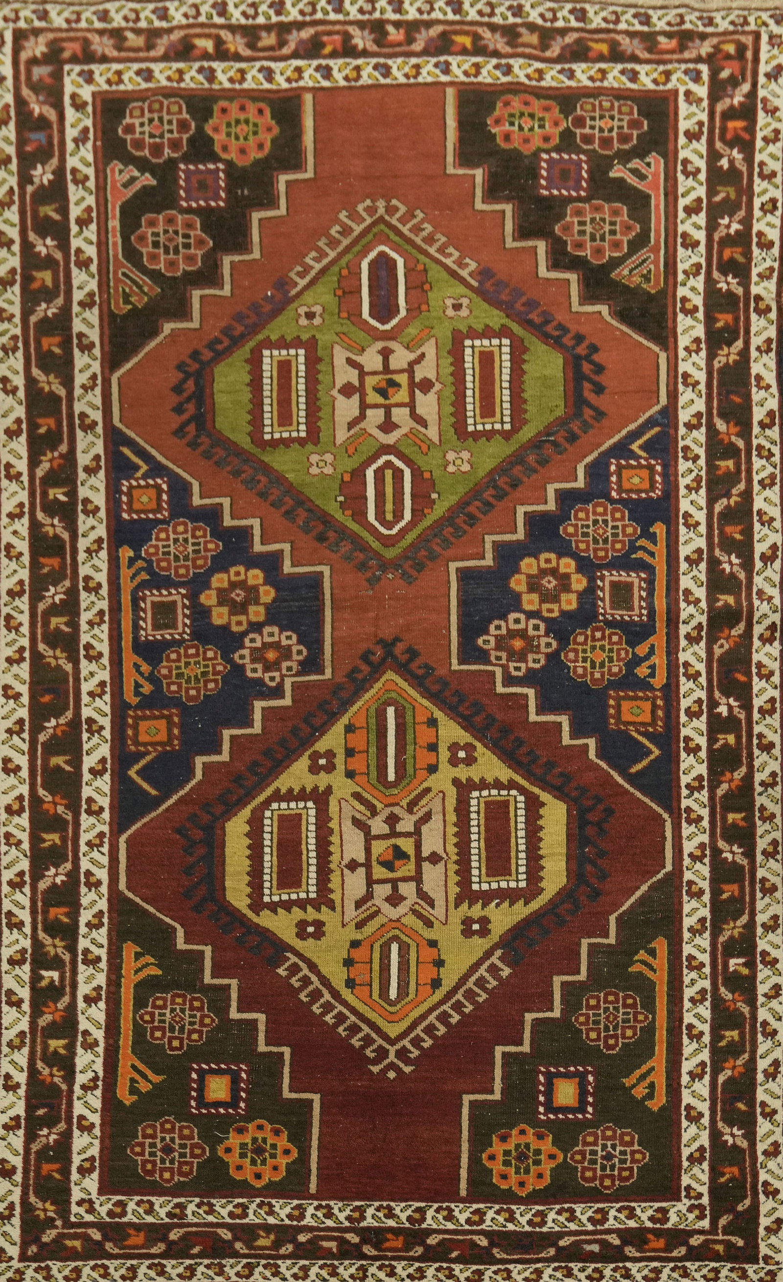 Bakhtiari Persian Wool Rug 4x7: Title:Bakhtiari Persian Wool Rug 4x7 Description:A Beautiful Genuine Iran ( Persia ) Bakhtiari rug is Hand Knotted by skillful weavers in Iran ( Persia ) with 100% Wool Material. This rug is in Very