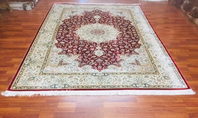Fine Persian Tabriz design silk rug -4694/58: Title:Fine Persian Tabriz design silk rug -4694/58 Description:Geogous Persian Tabriz design silk Turkish rug, from Turkey with beautigul design and colors, size 100 Percent art silk and almost 900