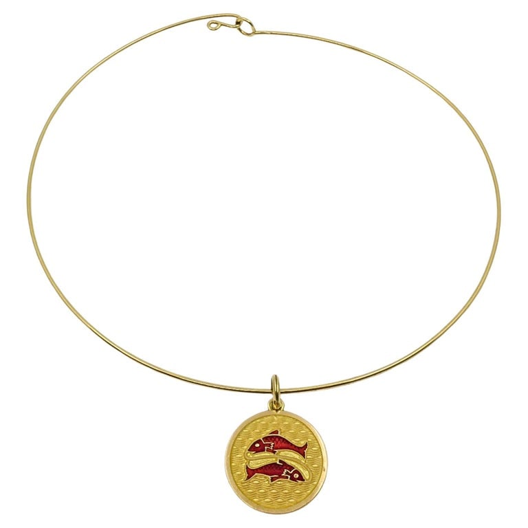 Vintage 18k Gold Red Enamel Pisces Zodiac Medallion Pendant Necklace: This vintage 18k gold Pisces zodiac necklace features a circular medallion pendant decorated with two stylized fish in vibrant red enamel over a finely textured ground, suspended from a minimalist