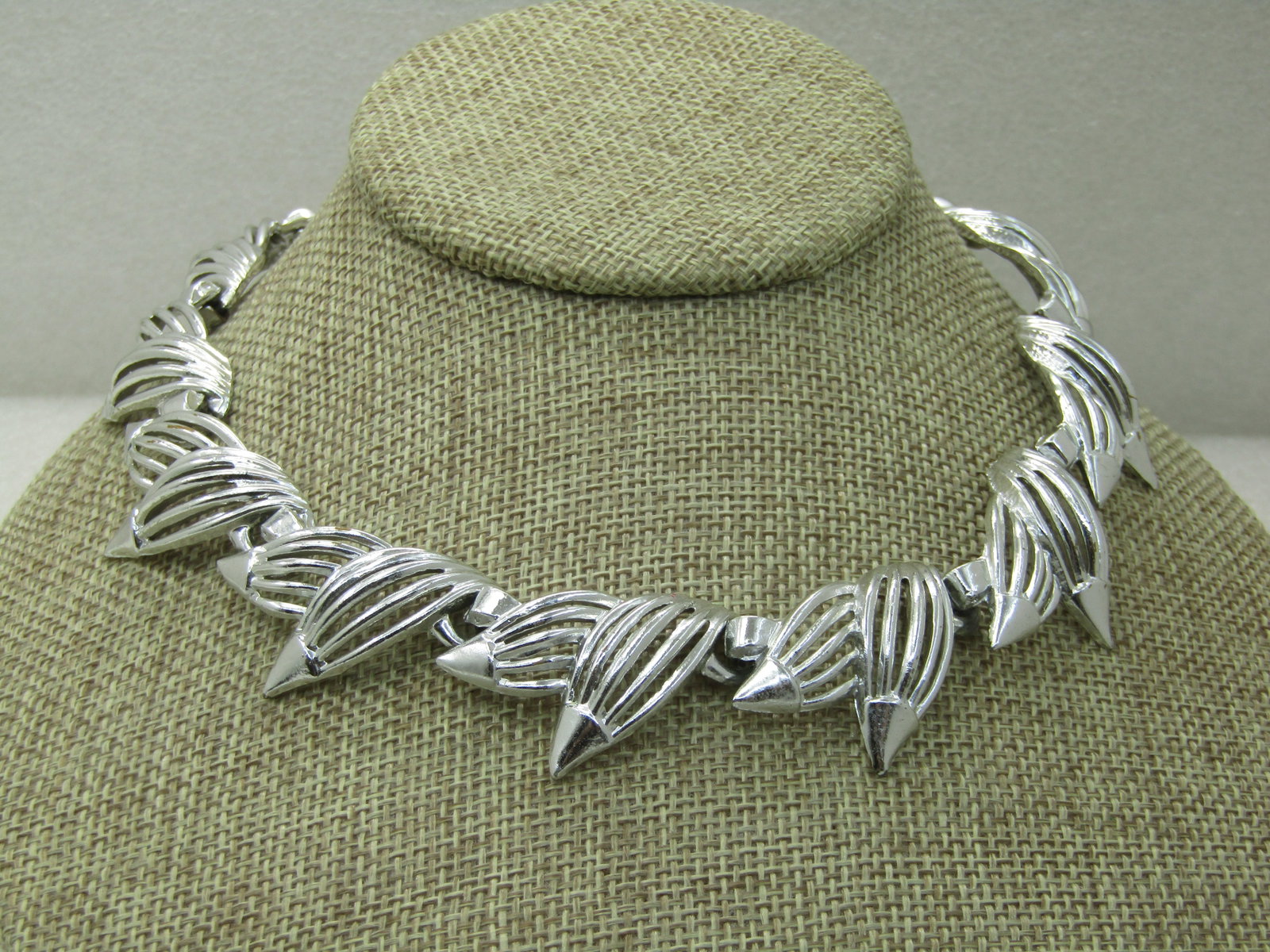 Vintage Silver Ridged Leaf Wreath Necklace, 16", 1960's - 3