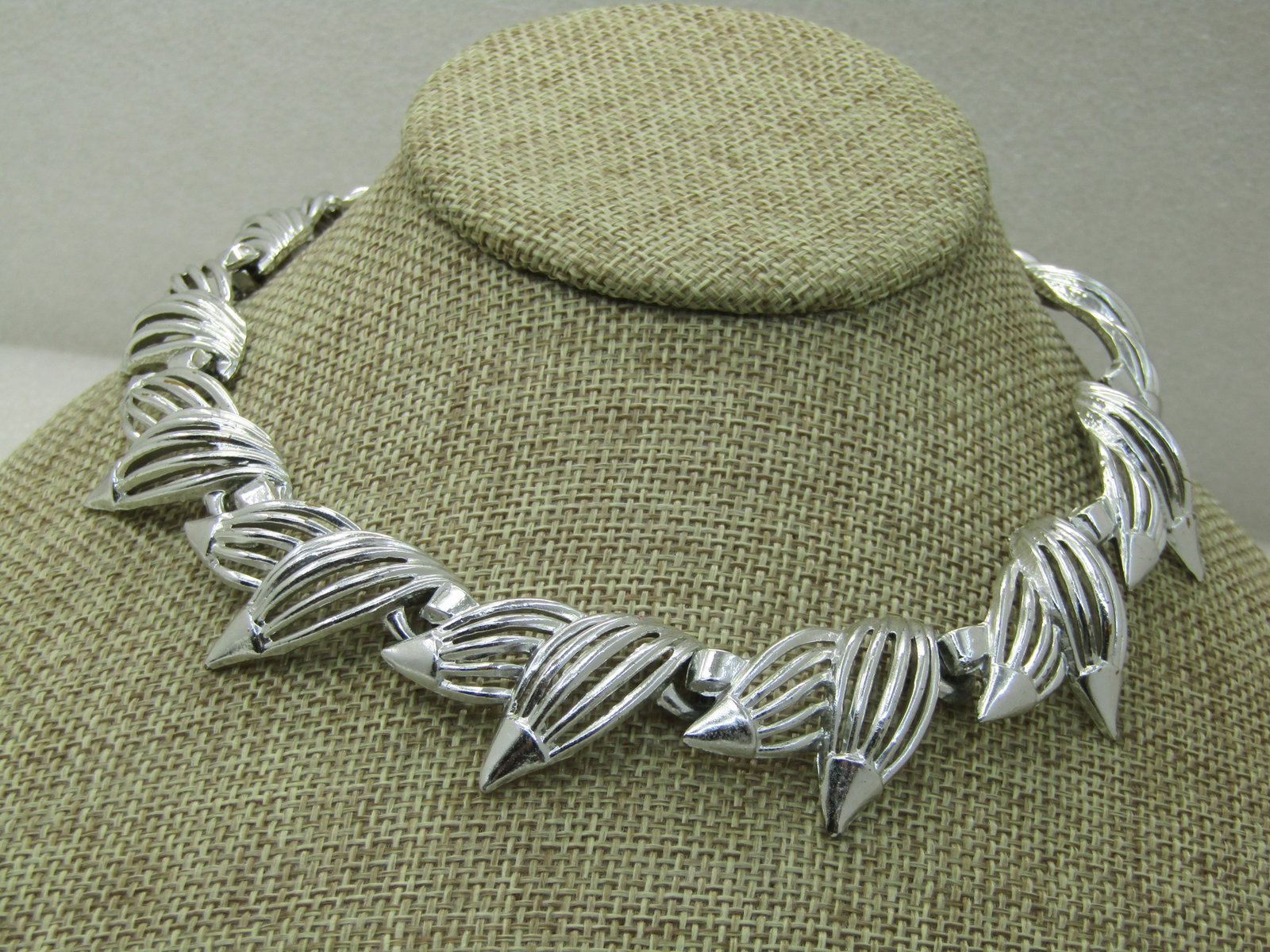 Vintage Silver Ridged Leaf Wreath Necklace, 16", 1960's - 4