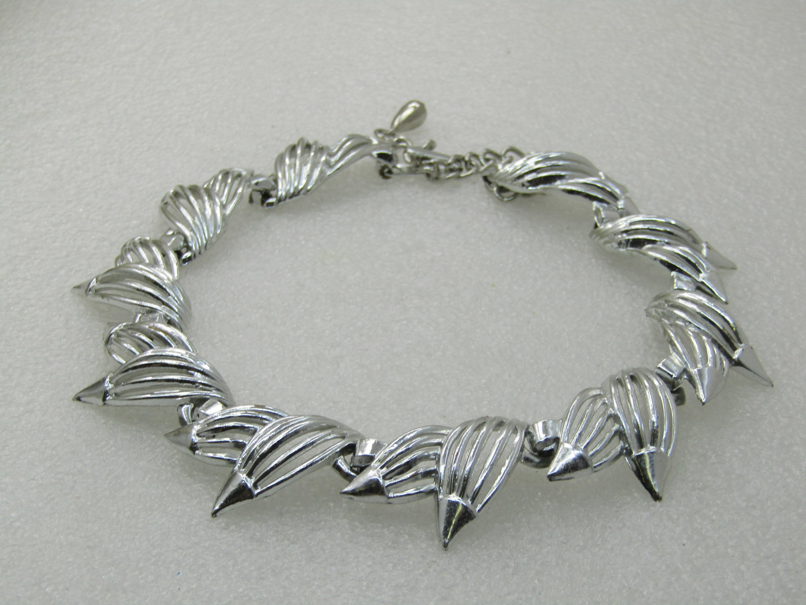 Vintage Silver Ridged Leaf Wreath Necklace, 16", 1960's - 5