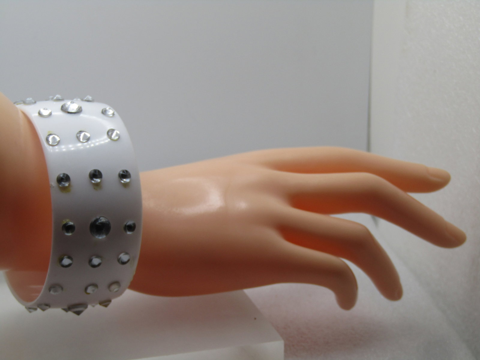 Vintage Wide White Lucite Bangle Bracelet, Clear Rhinestones, 8.5", 1980's - 4
