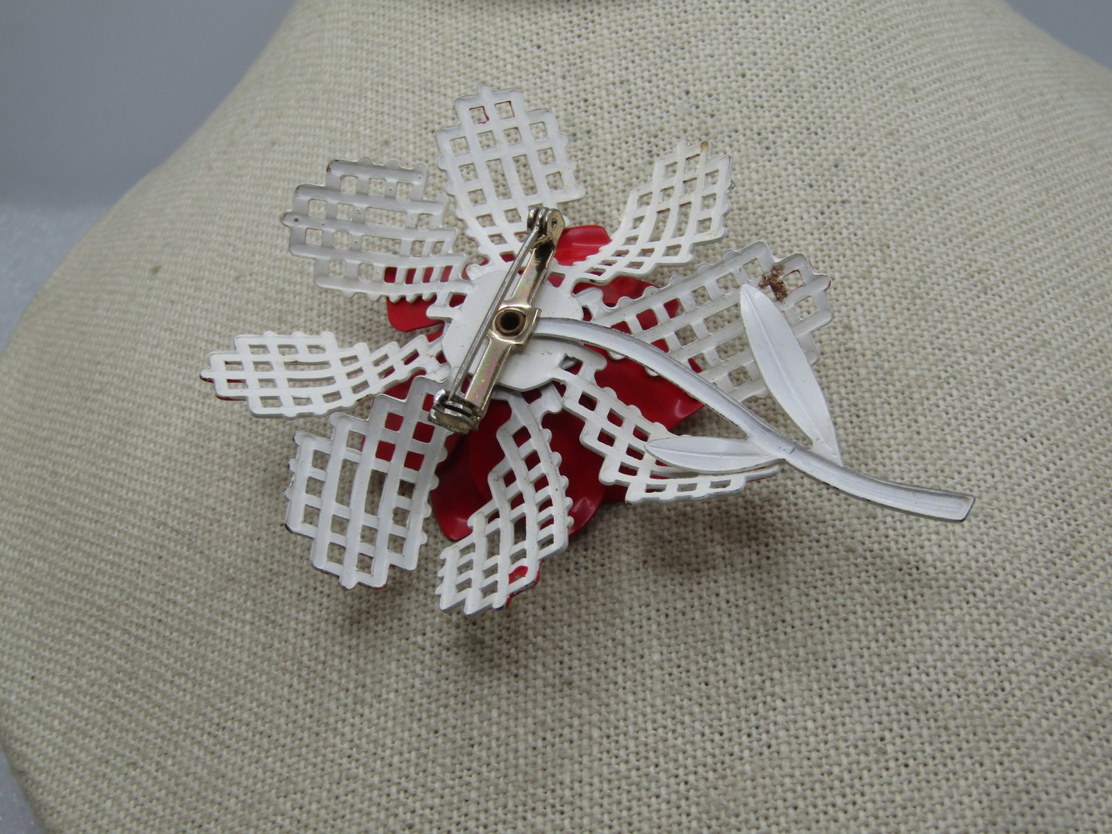 Vintage Red/White Enameled Floral Brooch, 1950's - 4