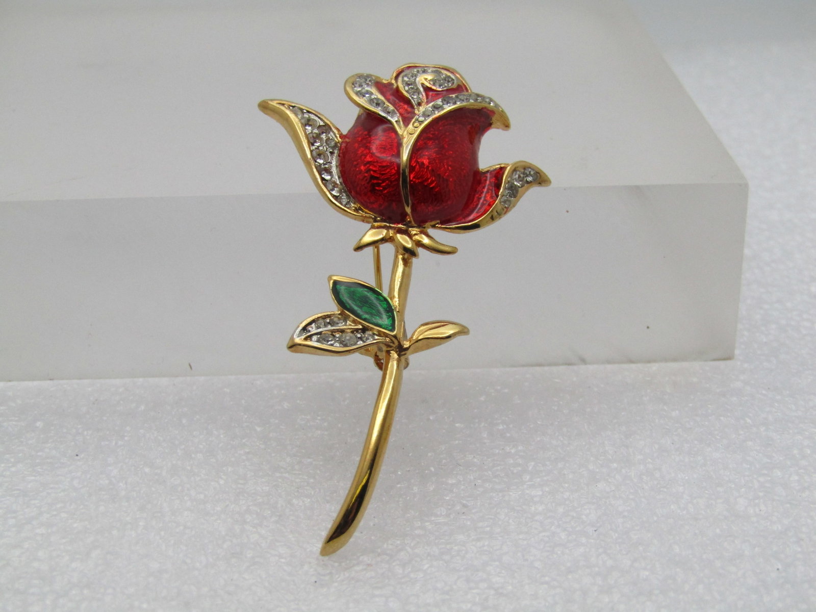 Vintage Enameled Long Stem Rose Brooch, Rhinestones, 1980's-1990's 2.25": Title: Vintage Enameled Long Stem Rose Brooch, Rhinestones, 1980's-1990's 2.25" Description: Vintage Enameled Red Rose Brooch, Rhinestones, 1980's-1990's 2.25" tall and 1.25" wide. . Candy apple red e