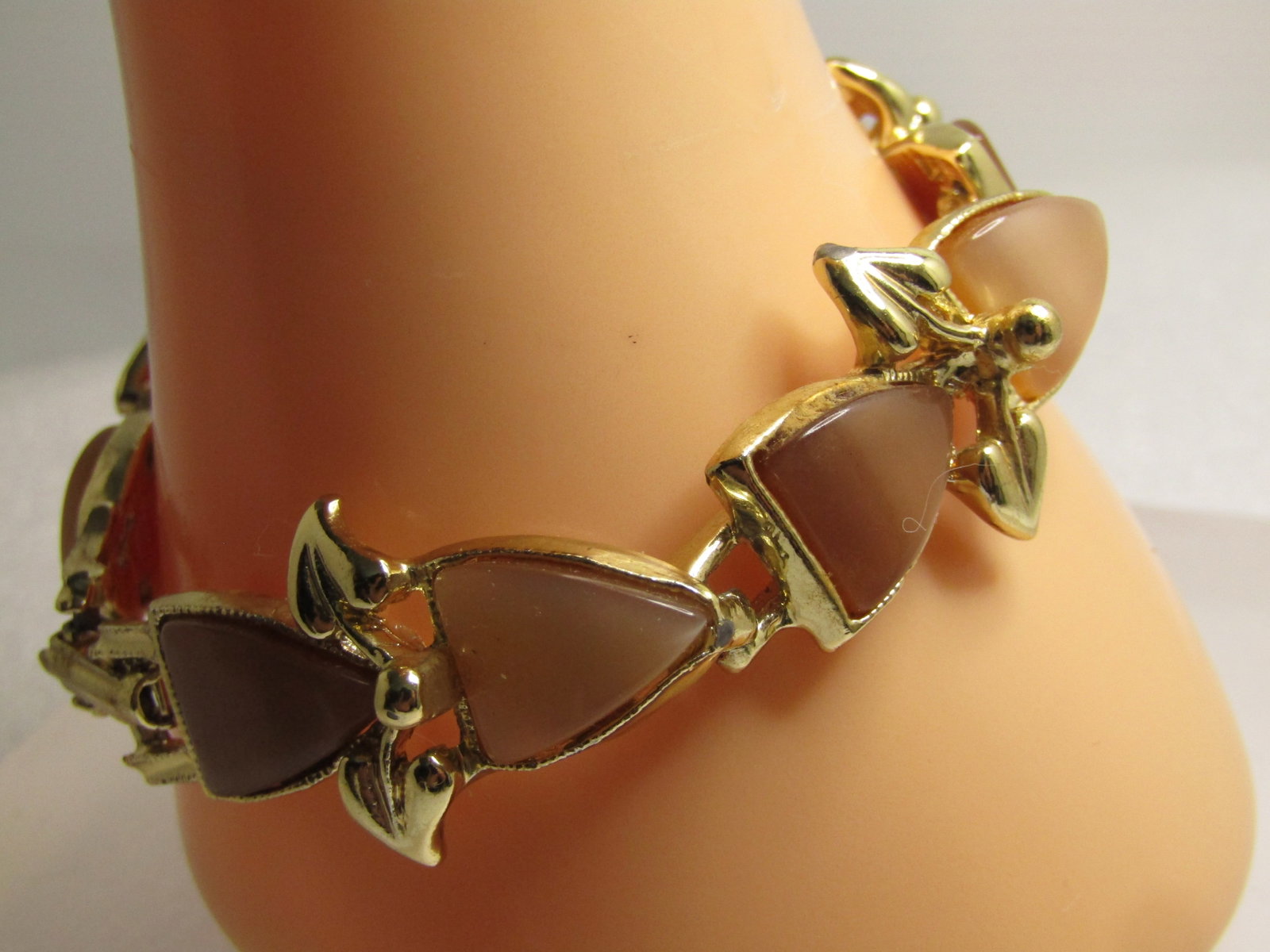 Vintage Brown Thermoset Bracelet, 8", 1950's-1960's: Title: Vintage Brown Thermoset Bracelet, 8", 1950's-1960's Description: Vintage Brown Thermoset Bracelet, 8", 1950's-1960's. Gold tone bracelet with flip It has two leaves on each of the five double t