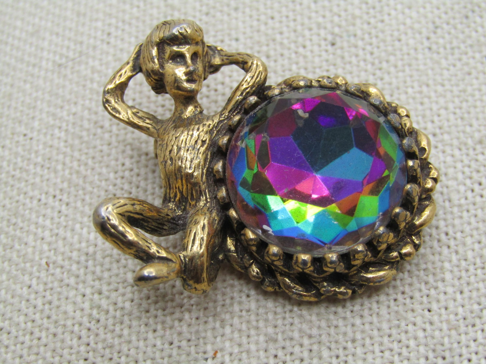 Vintage Posing Figure Large Watermelon Rhinestone Brooch, 1950's-1960's - Unusual/Rare: Title: Vintage Posing Figure Large Watermelon Rhinestone Brooch, 1950's-1960's - Unusual/Rare Description: Vintage Posing Figure Large Watermelon Rhinestone Brooch, 1940's-1960's - Unusual/Rare. This 