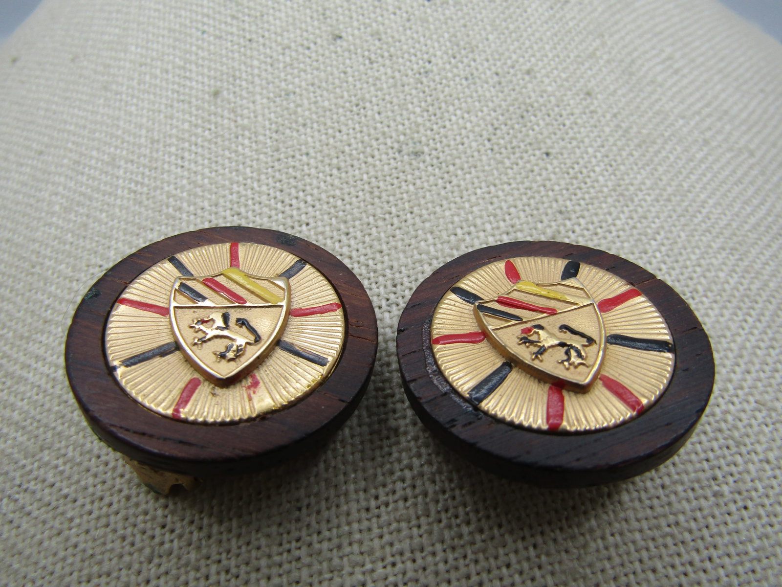 Vintage Heraldic Shield Enameled Cufflinks, Signed Kramer, 1960's - 3