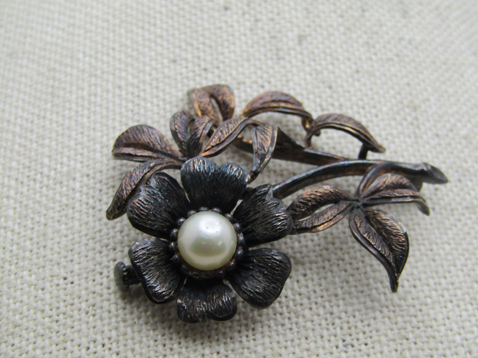 Vintage Floral Stem and Faux Pearl Brooch, Trombone Clasp. Post Mid-Century. Signed with a star - 4