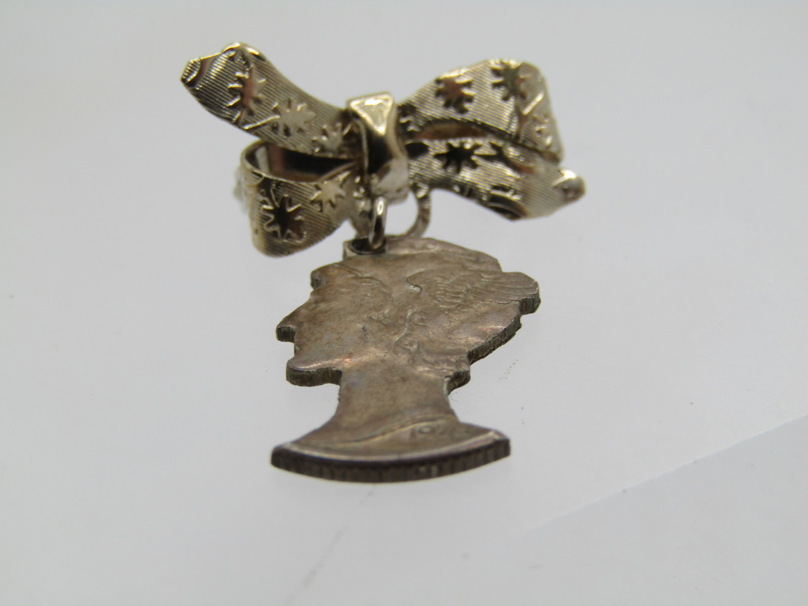 Vintage Silver Carved Mercury Dime Bow Brooch, 1943: Title: Vintage Silver Carved Mercury Dime Bow Brooch, 1943 Description: Vintage Silver Carved Mercury Dime Bow Brooch, 1943. This is car v ed with The bust and yearon the front and a textured bow broo