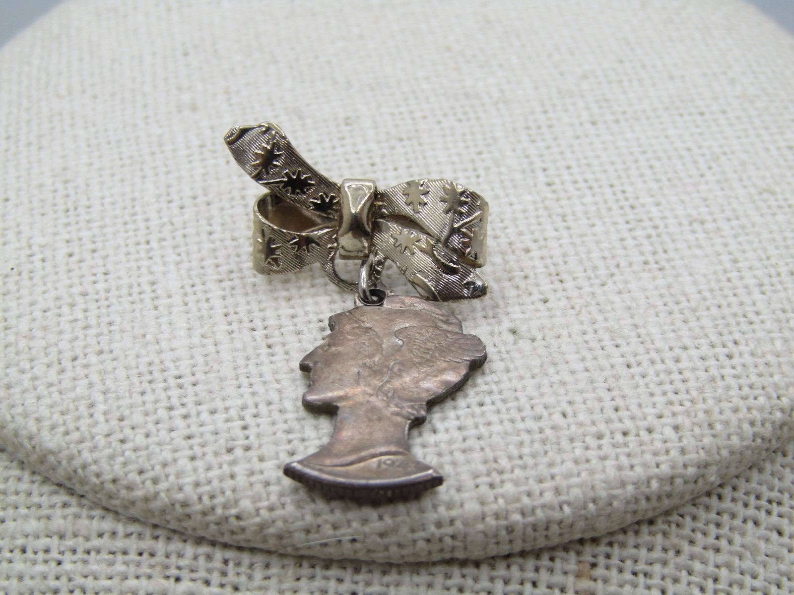 Vintage Silver Carved Mercury Dime Bow Brooch, 1943 - 3