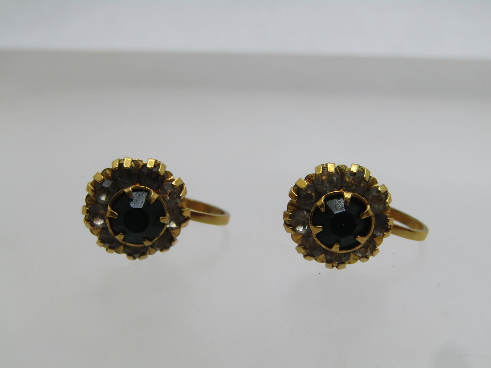 Vintage 12KT GF Green And Clear Halo Rhinestone Earrings, Screwback, 1940's. - 5