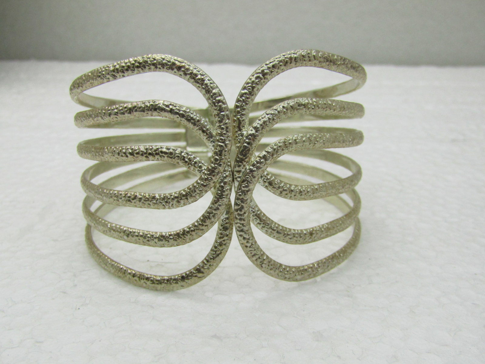 Vintage Wide Silver Tone Hinged Clamper Bracelet, 7.25", Textured, Open Design: Title: Vintage Wide Silver Tone Hinged Clamper Bracelet, 7.25", Textured, Open Design Description: Vintage Wide Silver Tone Hinged Clamper Bracelet, 7.25", Textured, Open Design. 1.75" Wide on top wit