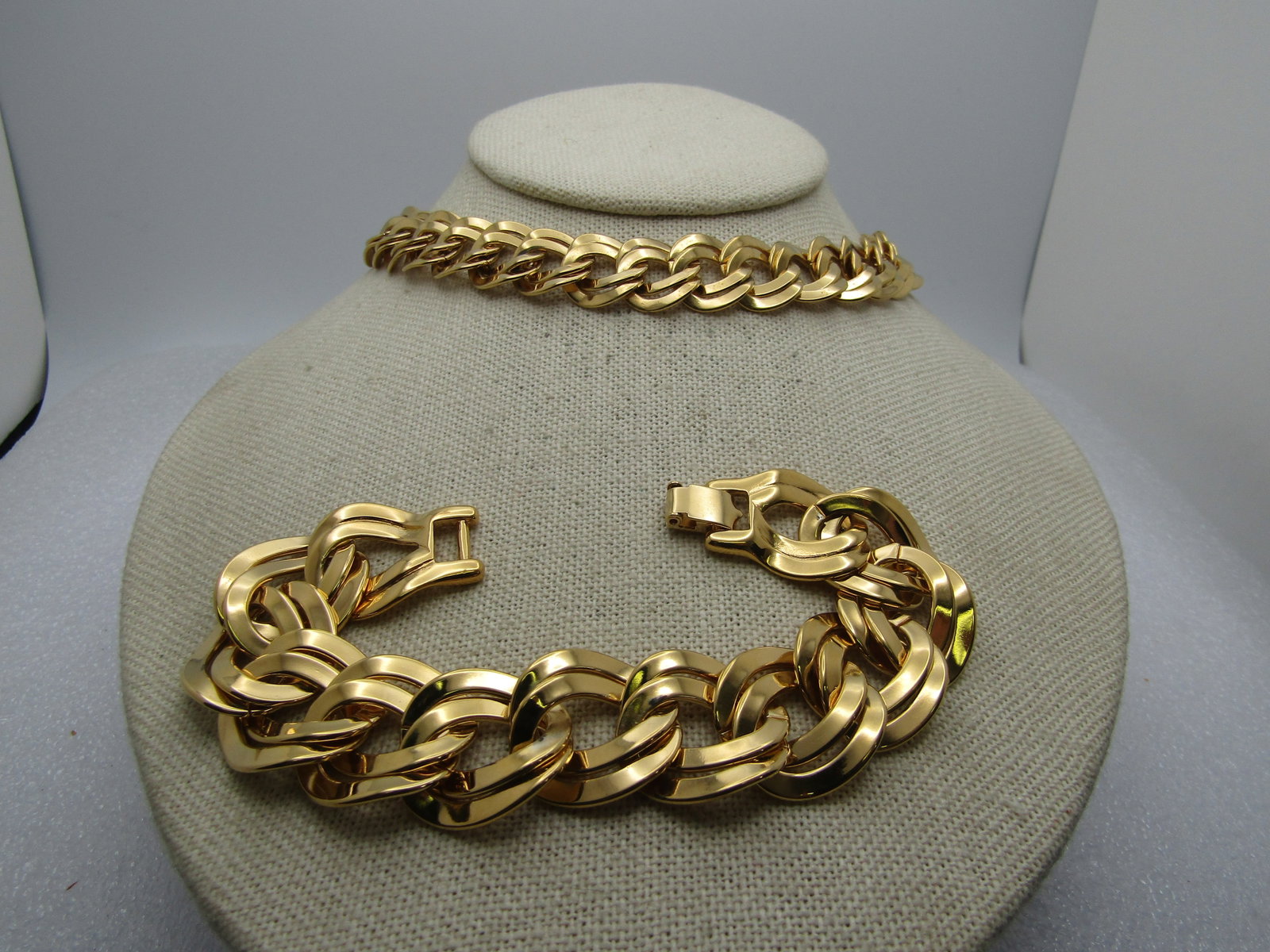 Vintage Monet Necklace and Earings Set, Wide Link, 1960's-1970's: Title: Vintage Monet Necklace and Earings Set, Wide Link, 1960's-1970's Description: Vintage Monet Necklace and Earings Set, Wide Link, 1960's-1970's. The necklace is 15mm wide double link with hook