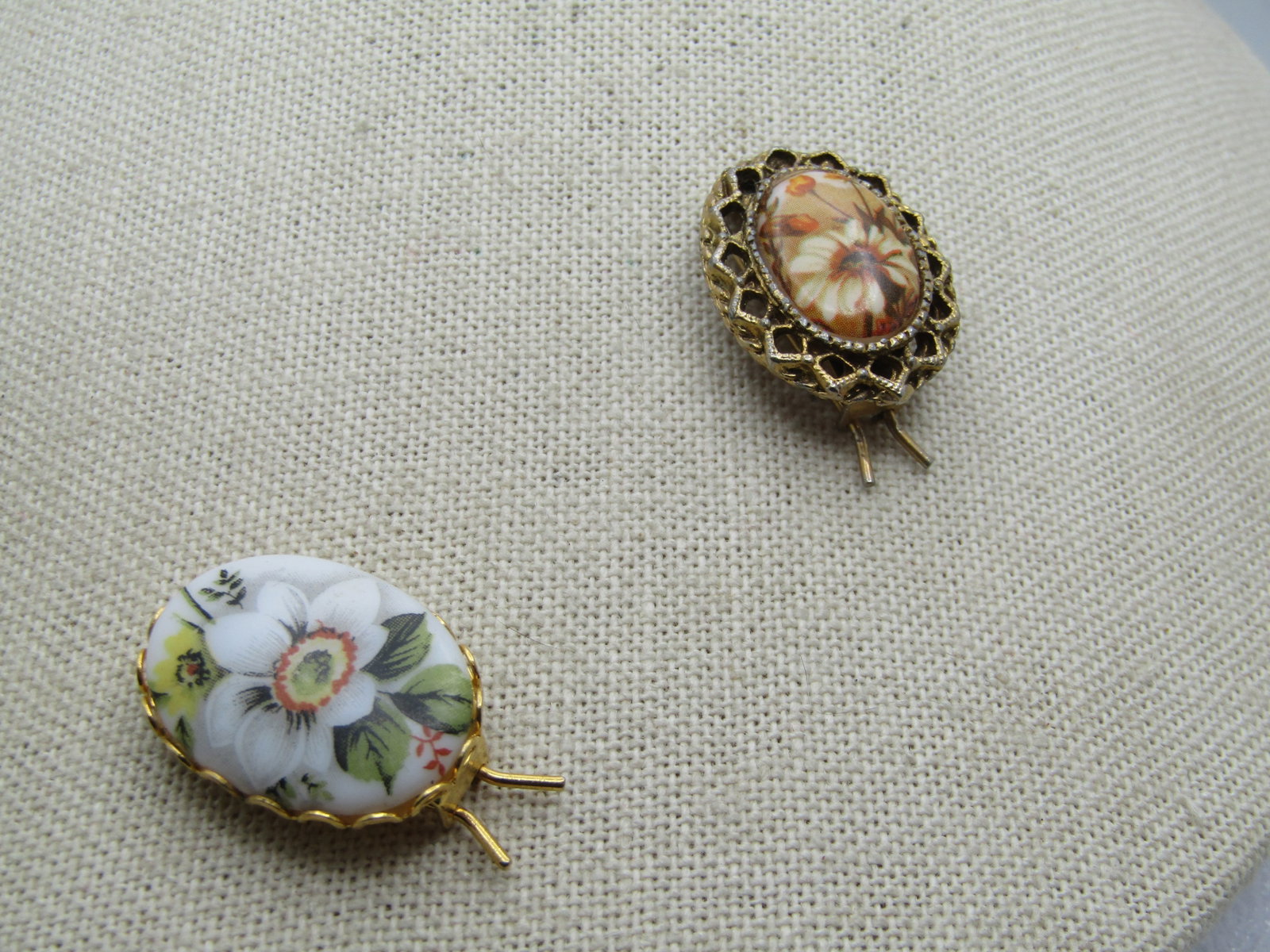 Vintage 1960's Floral Cameo Barrettes, Gold Tone - 3
