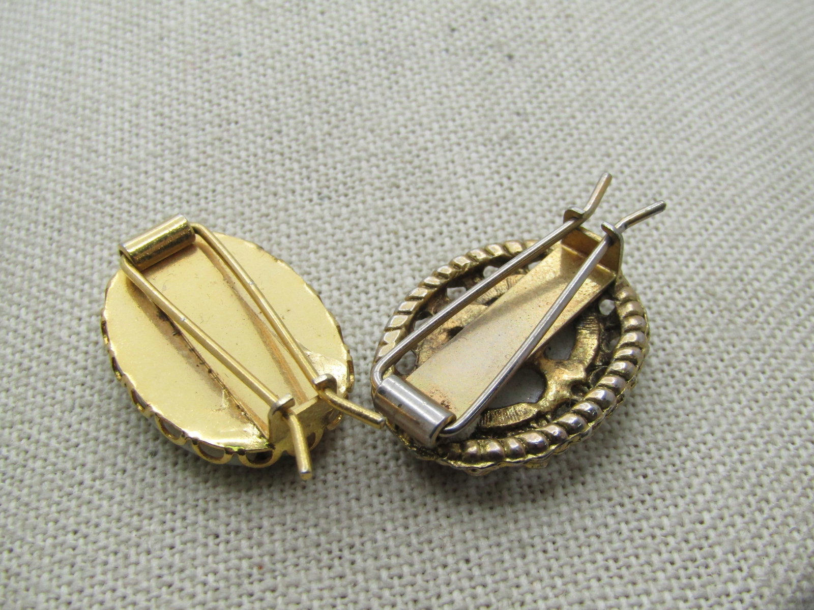 Vintage 1960's Floral Cameo Barrettes, Gold Tone - 4