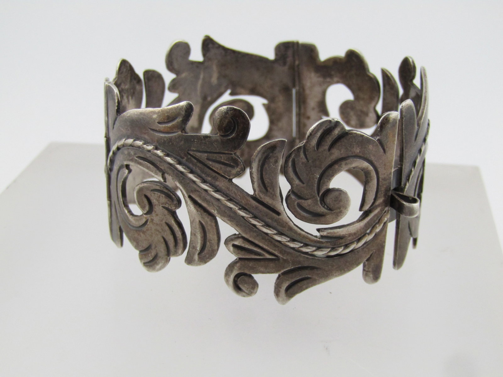 Vintage Sterling Floral Scroll Hinged Bracelet, 6.25", Taxco, Mexico, 1940's, Signed MRV: Title: Vintage Sterling Floral Scroll Hinged Bracelet, 6.25", Taxco, Mexico, 1940's, Signed MRV Description: Vintage Sterling Floral Scroll Hinged Bracelet, 6.25", Taxco, Mexico, 1940's, Signed MRV . 