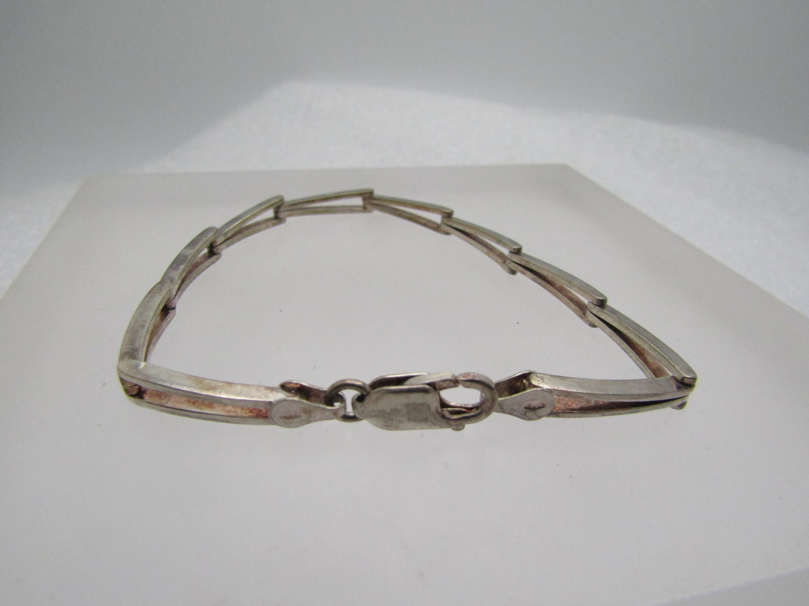 Vintage Sterling Open Long V-Link Bracelet, 7.24", Unisex, Italy, 1980's-1990's: Title: Vintage Sterling Open Long V-Link Bracelet, 7.24", Unisex, Italy, 1980's-1990's Description: Vintage Sterling Open Long V-Link Bracelet, 7.24", Unisex, Italy, 1980's-1990's. The bracelet ten op