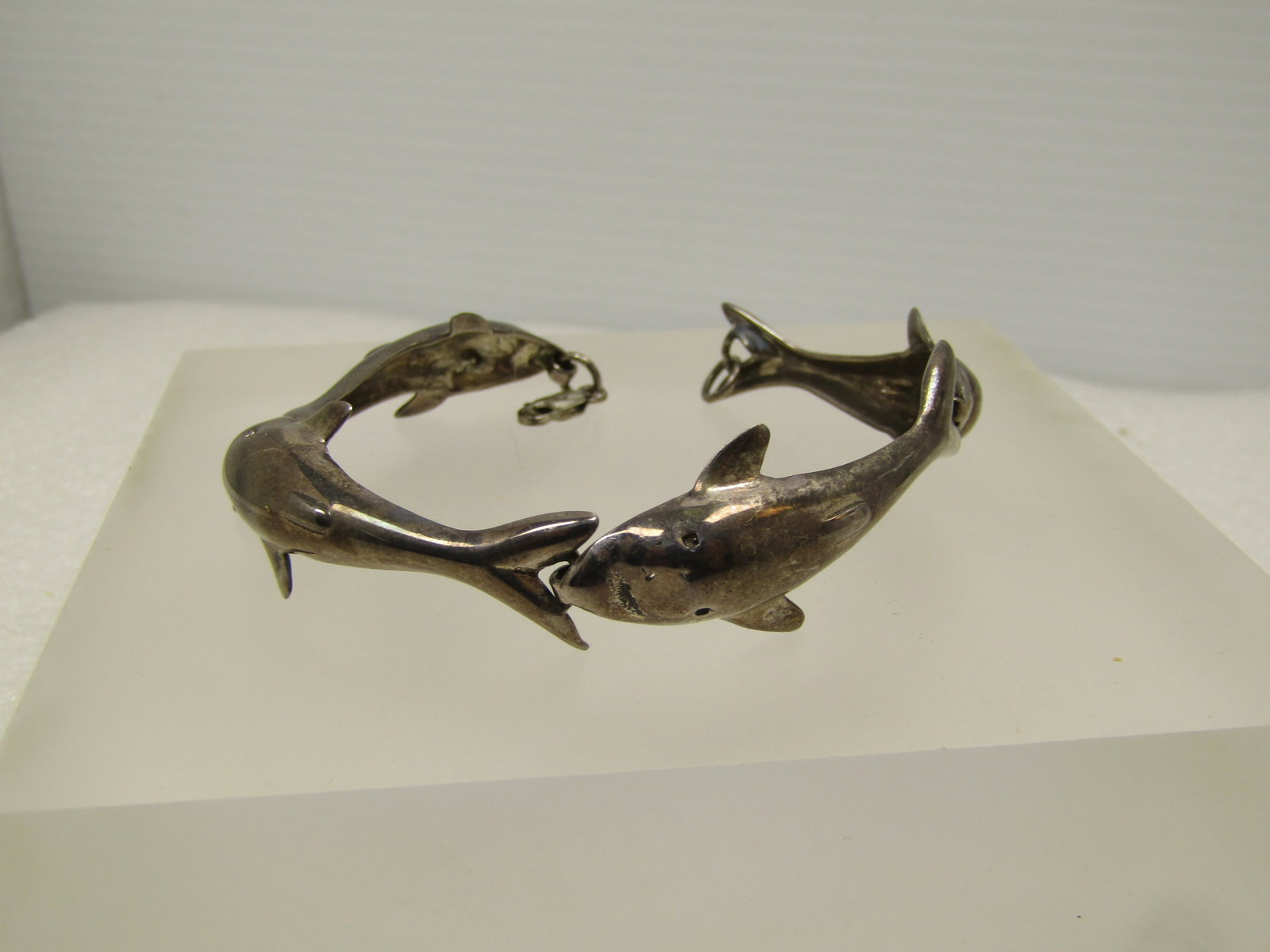 Vintage Sterling Silver Four Dolpin Link Bracelet, 7", 1980's: Title: Vintage Sterling Silver Four Dolpin Link Bracelet, 7", 1980's Description: Vintage Sterling Silver Four Dolpin Link Bracelet, 7", 1980's. It is marked .925 on the lobster clasp and tests as