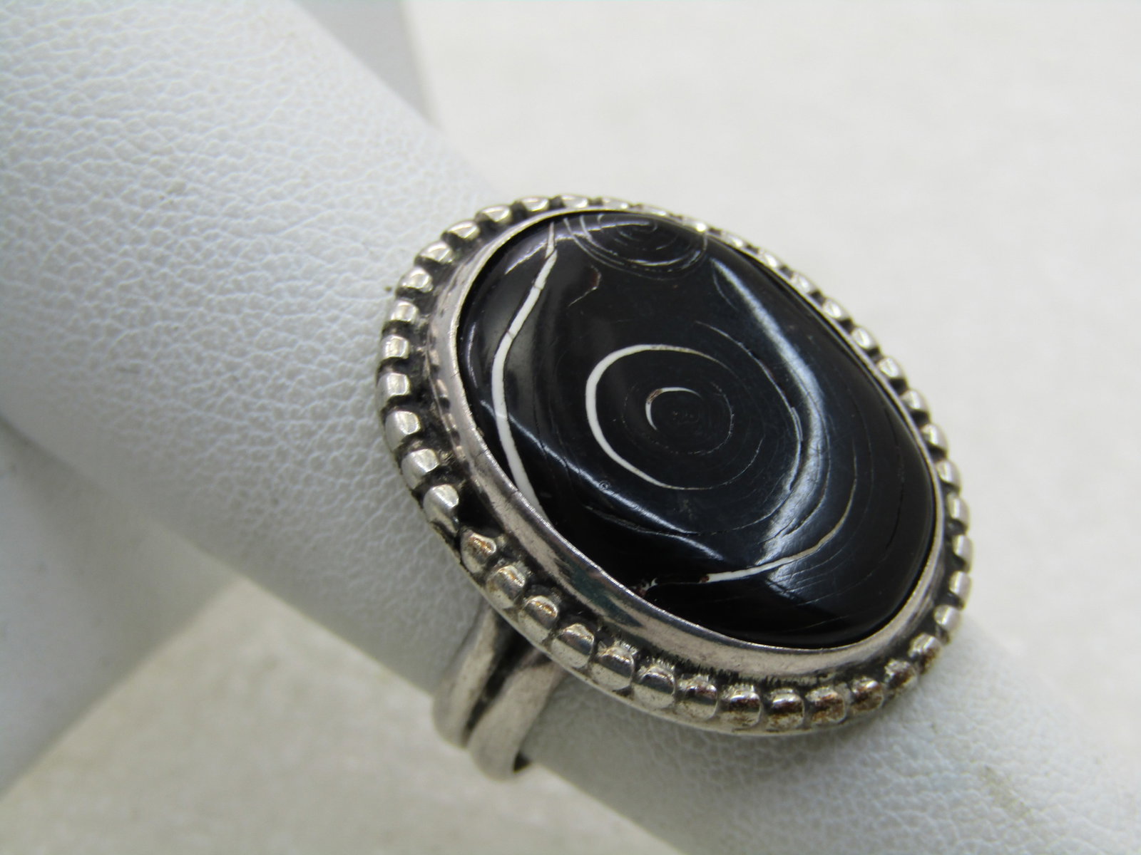 Southwestern Sterling Silver Black Ring, Sz. 7, 7.15 gr.: Title: Southwestern Sterling Silver Black Ring, Sz. 7, 7.15 gr. Description: Southwestern Sterling Silver Black Ring, Sz. 7, 7.15 gr. The ring has a southwestern design with a swirled black and white 