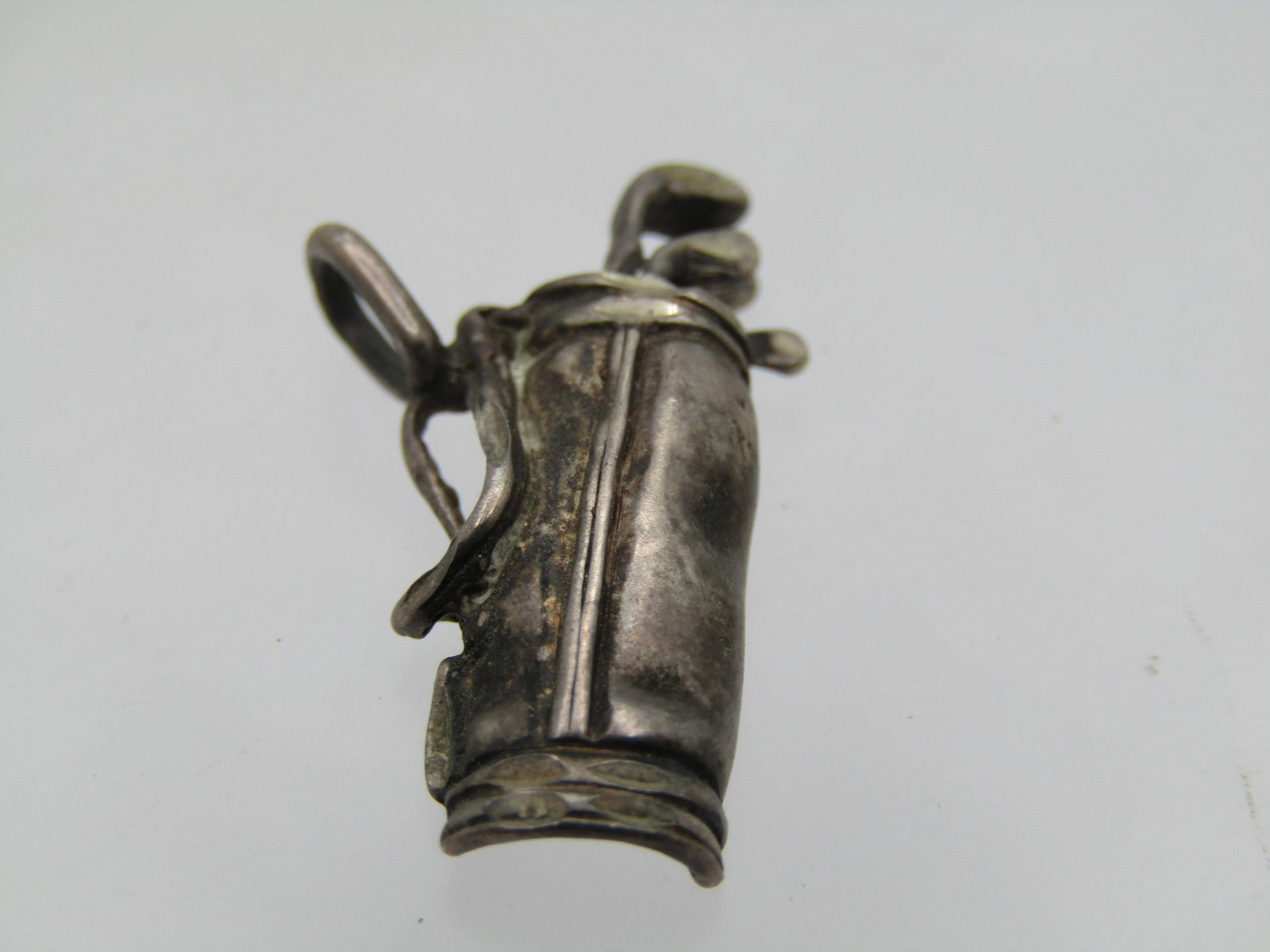 Vintage Sterling Gold Bag Charm/Pendant, 1-1/8": Title: Vintage Sterling Gold Bag Charm/Pendant, 1-1/8" Description: Vintage Sterling Gold Bag Charm/Pendant, 1-1/8". Golf bag with four clubs - nice detail and appx. weight of 3.0 gr. It is 1/2" wide