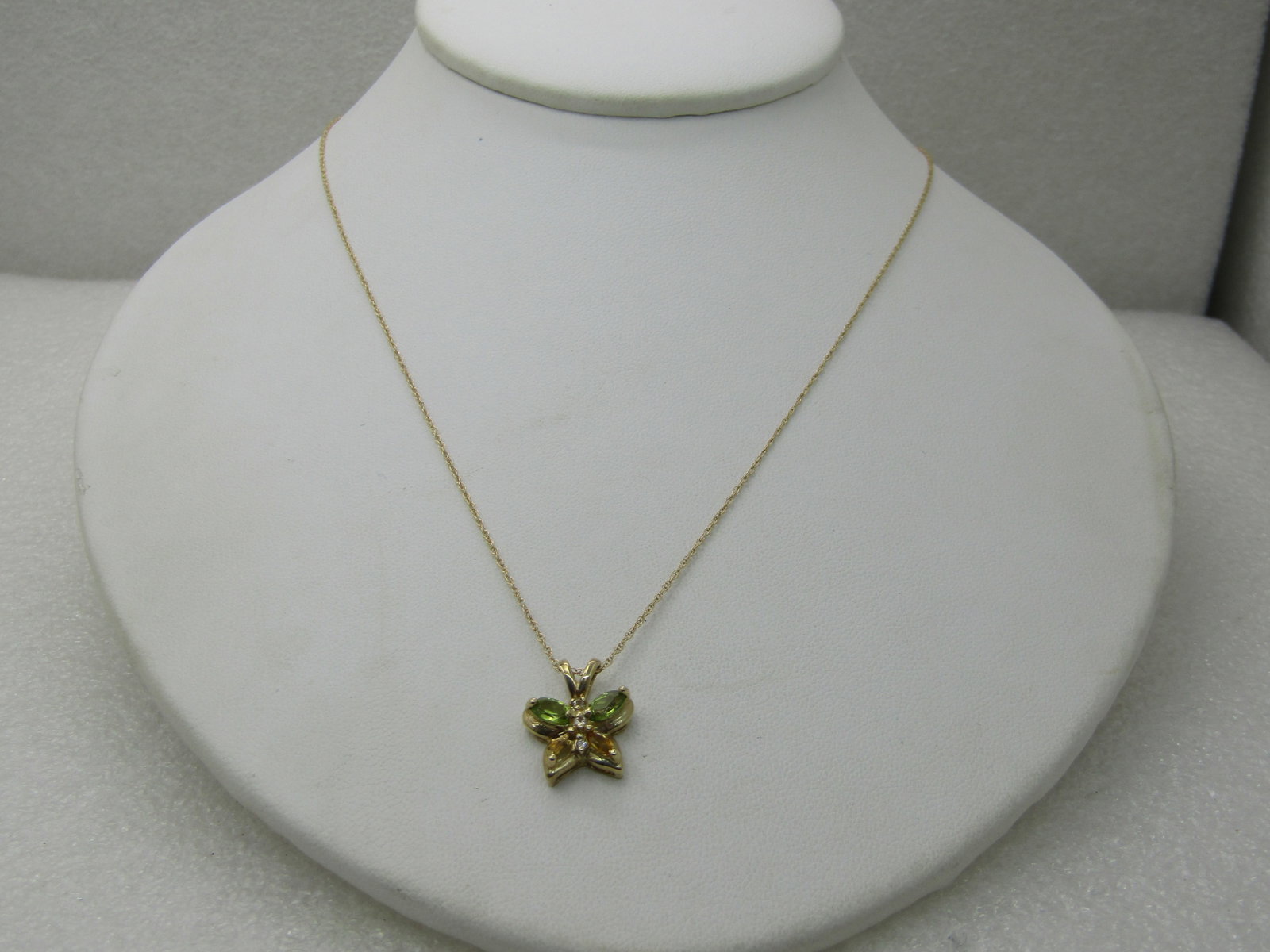 Vintage Sterling CZ Teardrop Necklace, 16", Box Chain: Title: Vintage Sterling CZ Teardrop Necklace, 16", Box Chain Description: Vintage Sterling CZ Teardrop Necklace, 16", Box Chain, Appx. 1mm wide. Signed SU and Italy .925 and tested. Pendant has a ligh