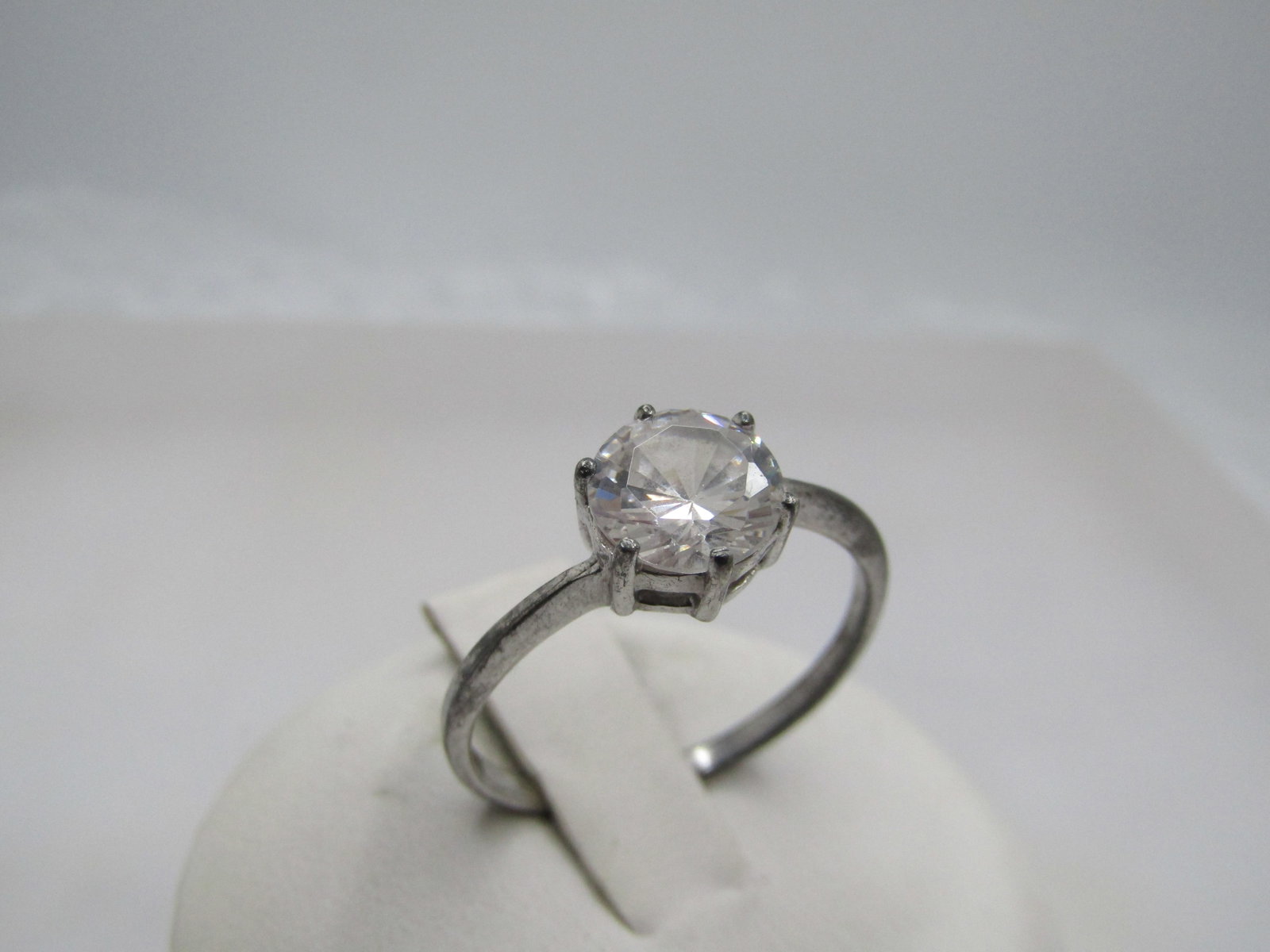 Vintage Sterling Clear CZ Ring, Sz. 8, Engagement. .80 ctw: Title: Vintage Sterling Clear CZ Ring, Sz. 8, Engagement. .80 ctw Description: Vintage Sterling Clear CZ Ring, Sz. 8, Engagement. .80 ctw. Stering solitare engagement ring with a clear stone that is a