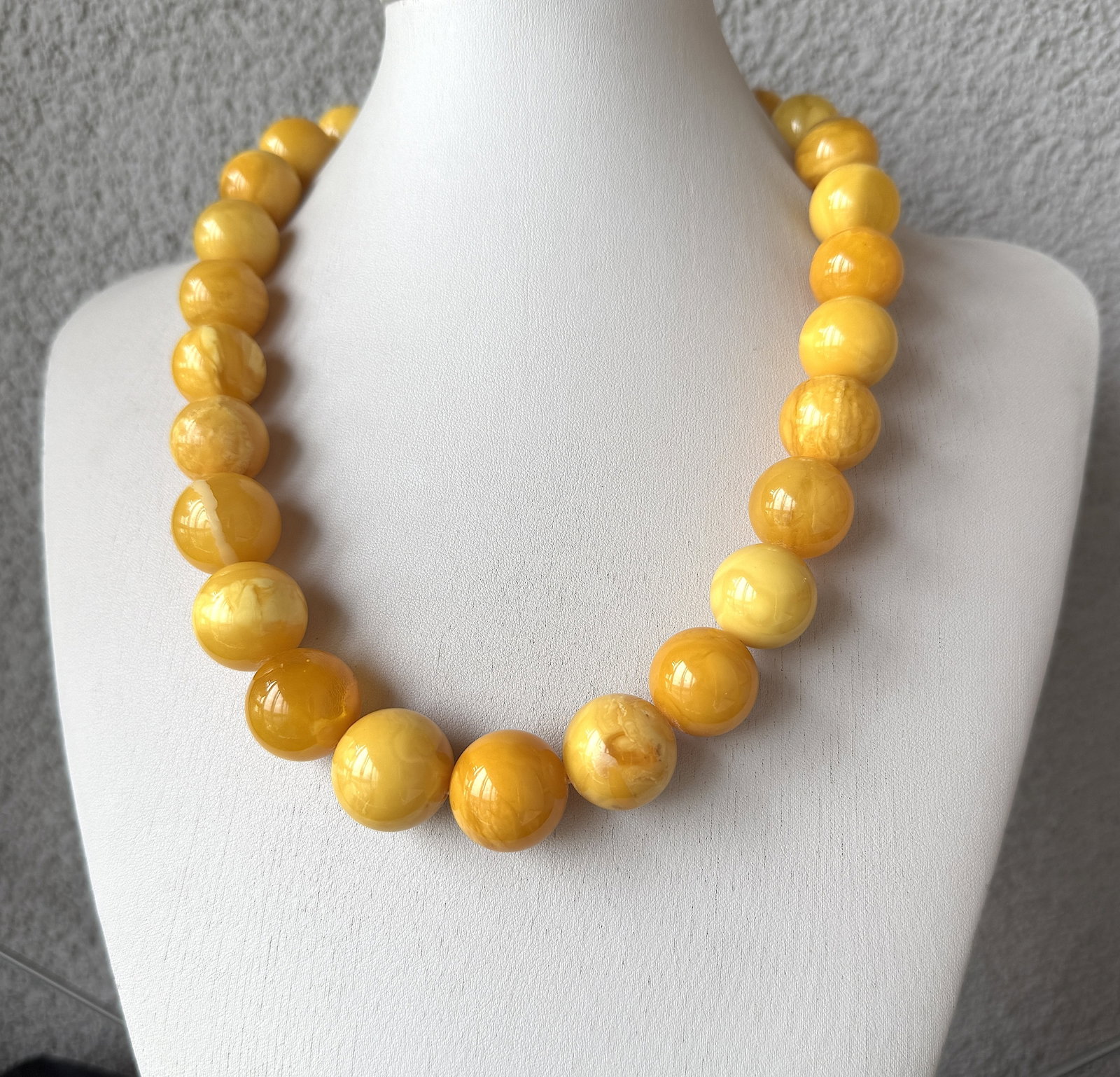 Grand Vintage Amber Necklace: Title:Grand Vintage Amber Necklace Metal:None Gemstone:Whole Stone Weight:115.2 g Size:12-15mm; 53cm Made of:(Reconstituted Amber or Whole Stone):Natural Amber Additional information:Amber does not