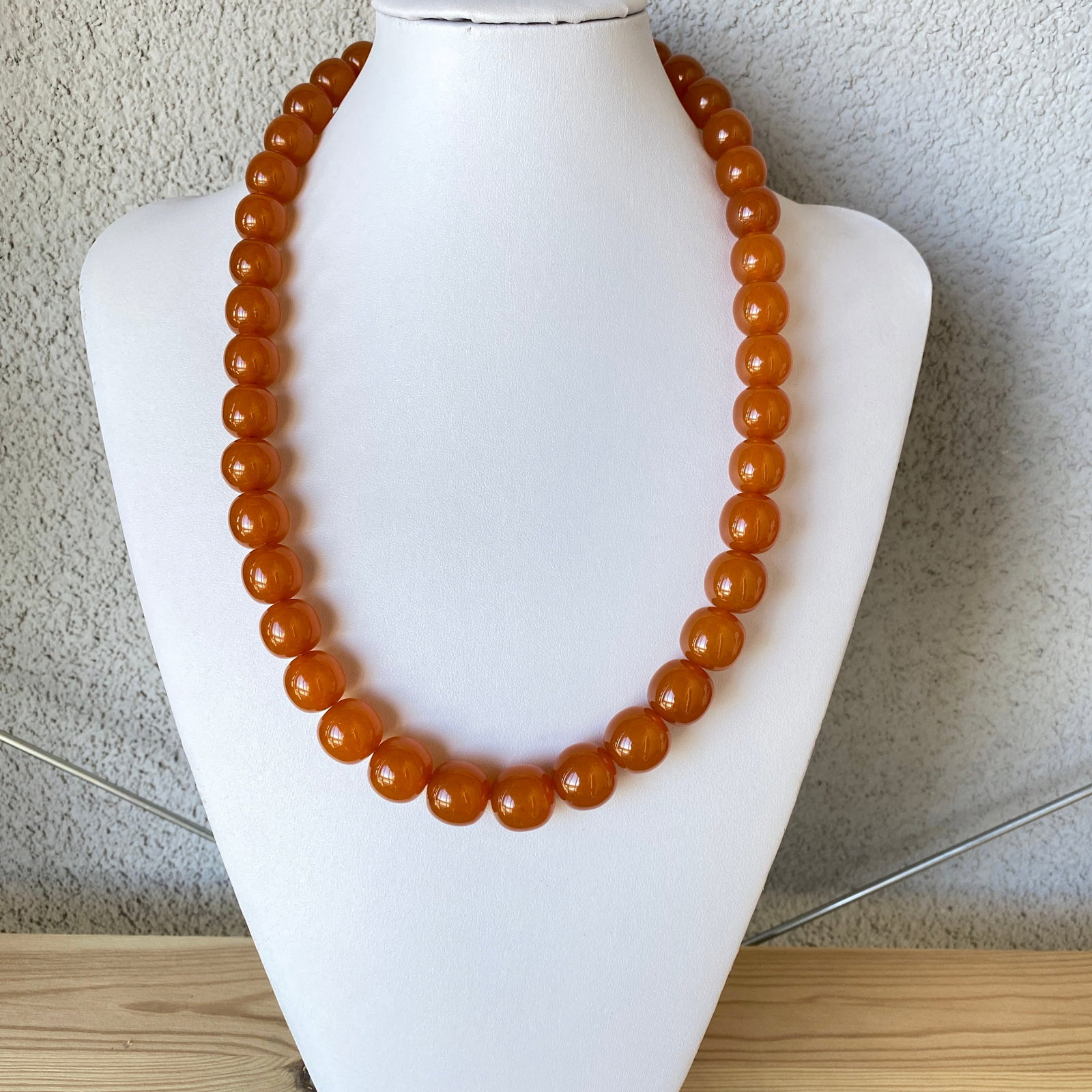 Grand Vintage Amber Necklace made from Round Amber beads: Title:Grand Vintage Amber Necklace made from Round Amber beads Metal:None Gemstone:Amber Weight:82.0 g Size:Bead size: From 17.0 to 12.5 mm Bead size: 0.669 to 0.492 inches Made of:(Reconstituted Ambe