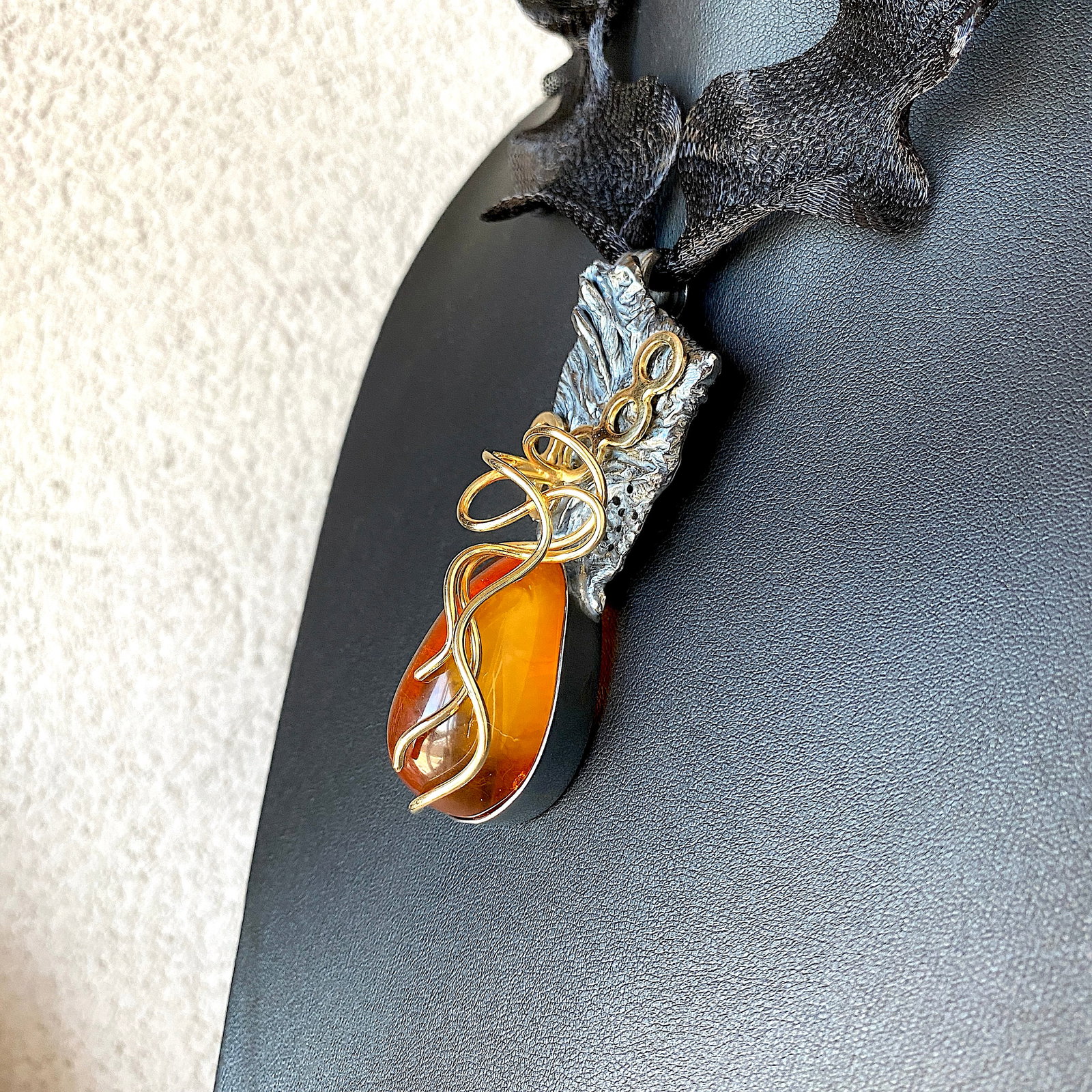 Exquisite Vintage Amber Pendant shaped like a Drop: Title:Exquisite Vintage Amber Pendant shaped like a Drop Metal:None Gemstone:Amber Weight:55.7 g Size:Size: 87.0 x 28.0 x 25.0 mm Size: 3.425 x 1.102 x 0.984 inches Made of:(Reconstituted Amber or