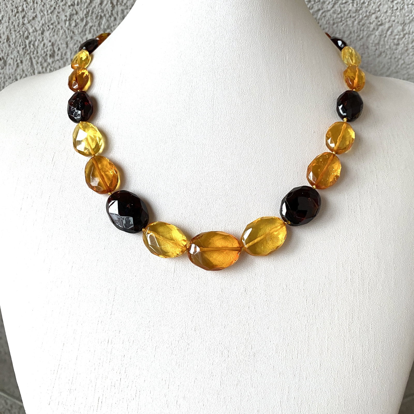 Stunning Amber Necklace made from Faceted Amber beads: Title:Stunning Amber Necklace made from Faceted Amber beads Metal:None Gemstone:Whole Stone Weight:24.0 g Size:11-22mm; 50cm Made of:(Reconstituted Amber or Whole Stone):Natural Amber Additional