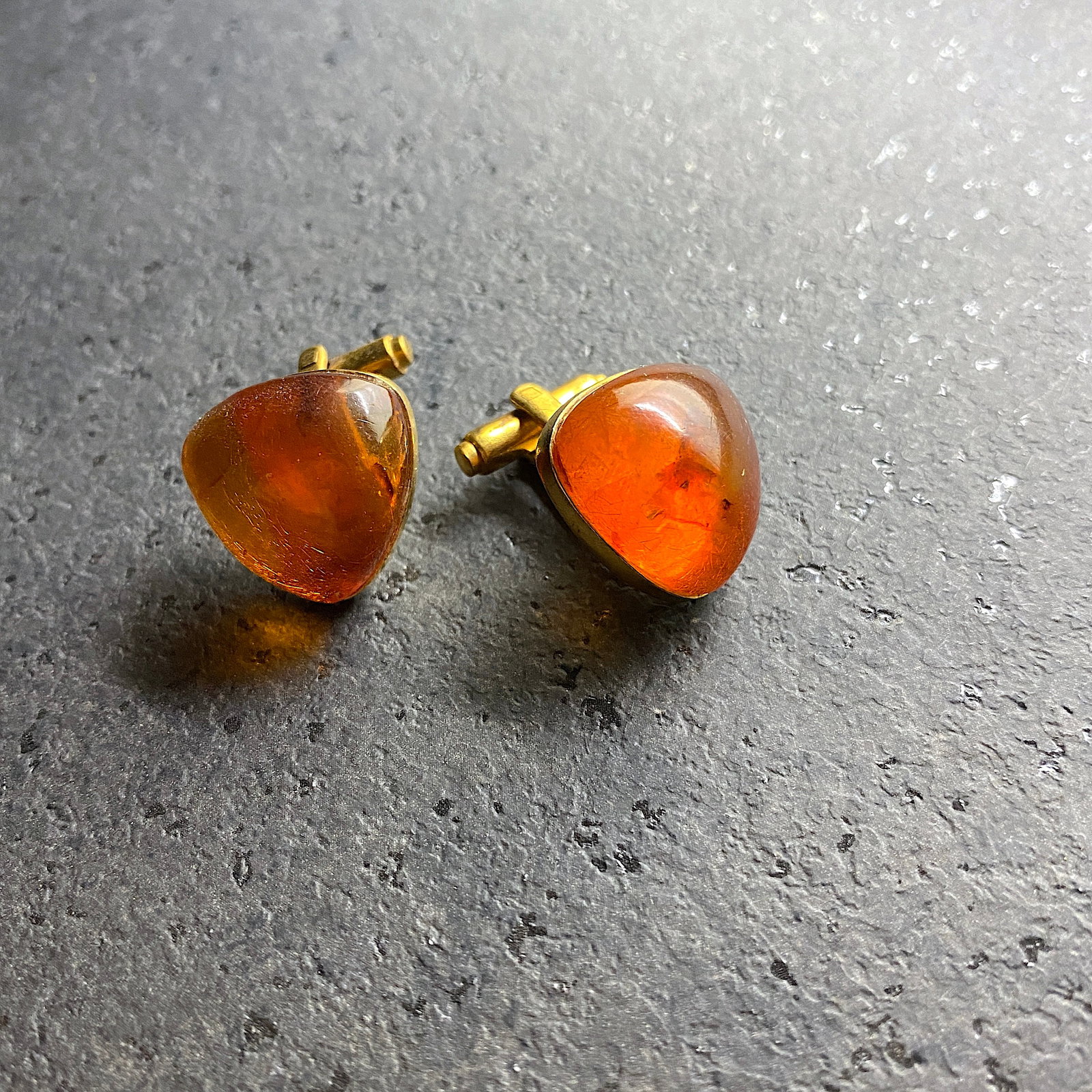 Antique Reuleaux triangle Amber Cufflinks: Title:Antique Reuleaux triangle Amber Cufflinks Metal:925 Silver-Gold Plated Gemstone:Amber Weight:11.3 g Size:Size: 19.6 x 19.6 x 25.2 mm Size: 0.772 x 0.772 x 0.992 inches Made of:(Reconstituted