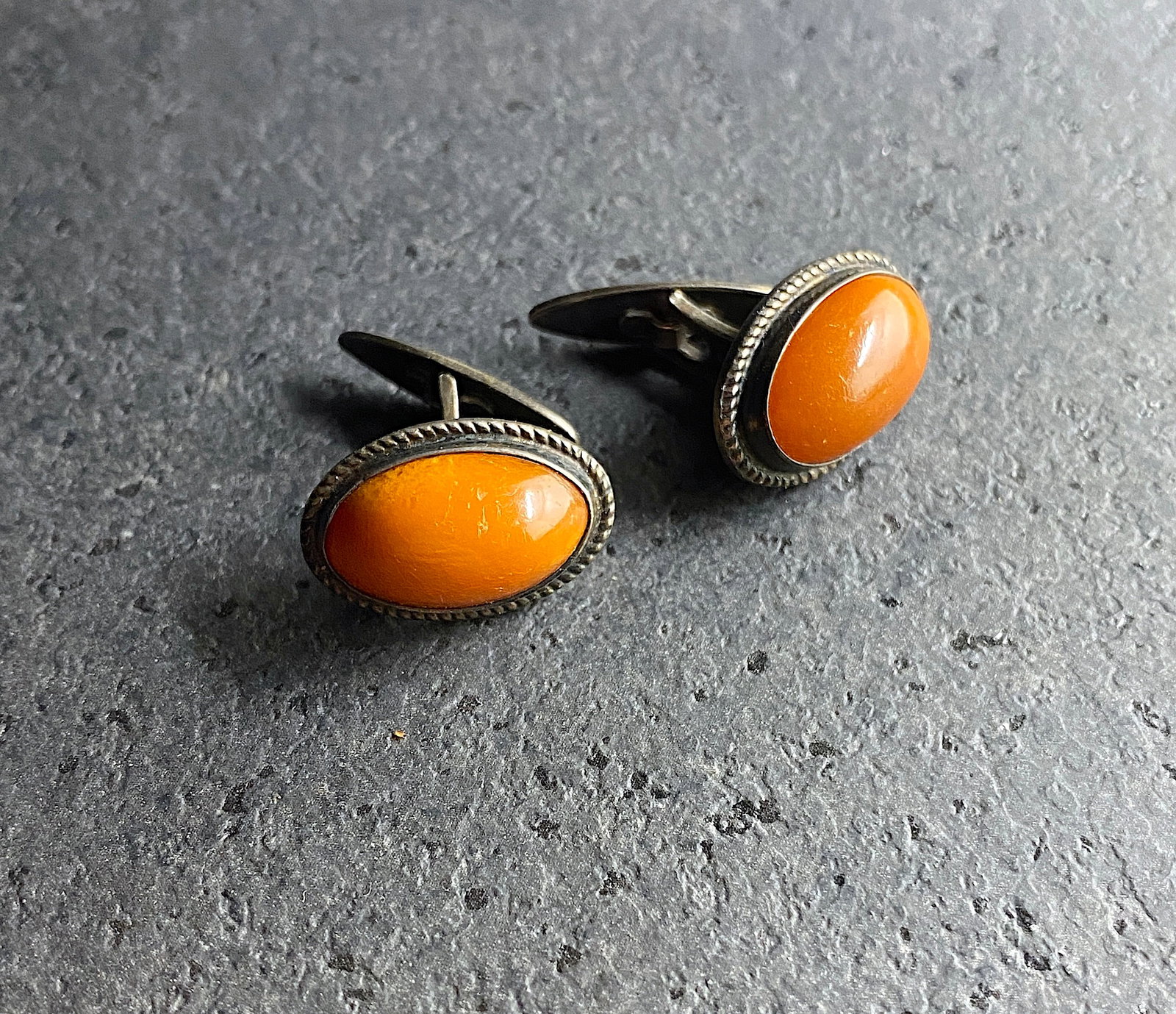 Phenomenal Vintage Amber Cufflinks: Title:Phenomenal Vintage Amber Cufflinks Metal:Silver 875 Gemstone:Amber Weight:11.2 g Size:Size: 22.0 x 19.0 x 23.0 mm Size: 0.866 x 0.748 x 0.906 inches Made of:(Reconstituted Amber or Whole