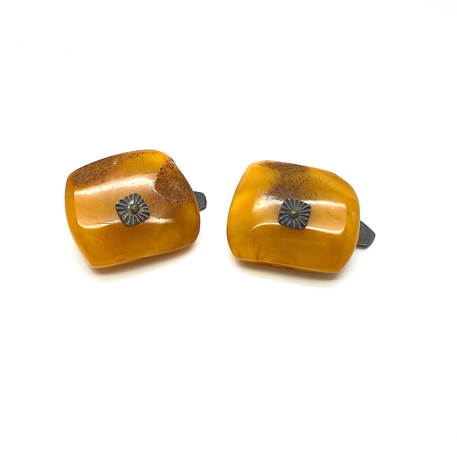 Antique Amber Cufflinks: Title:Antique Amber Cufflinks Metal:Metal Gemstone:Amber Weight:12.0 g Size:Size: 24.0 x 29.0 x 9.5 mm Size: 0.945 x 1.142 x 0.374 inches Made of:(Reconstituted Amber or Whole Stone):Whole Stone