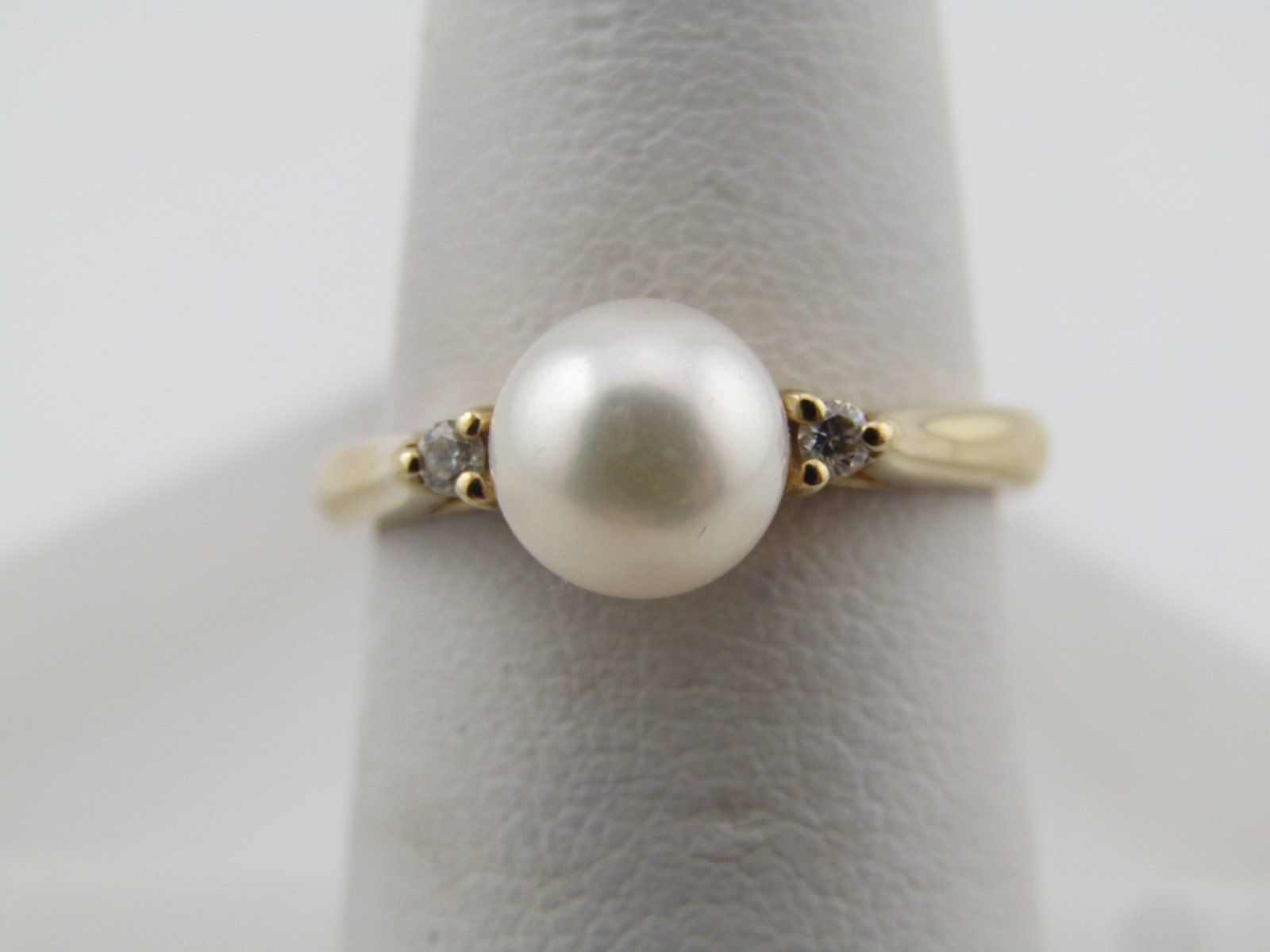 Vintage 14kt 7mm Pearl and Diamond Ring, Sz. 7, 1970'S-1980'S: Title:Vintage 14kt 7mm Pearl and Diamond Ring, Sz. 7, 1970'S-1980'S Description:Vintage 14kt 7mm Pearl and Diamond Ring, Sz. 7, 1970's-1980's. 14kt yellow gold, 7mm white pearl with a diamond on ech s