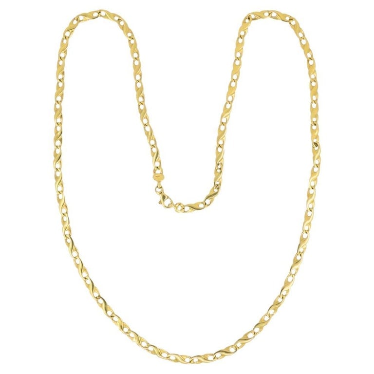 Vintage 18k Gold Figure Eight Link Chain Necklace: Title: Vintage 18k Gold Figure Eight Link Chain Necklace Description: A vintage 18k gold figure eight link chain necklace with a distinct and eye-catching design. The links are crafted in a figure eig