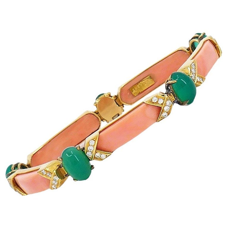Vintage Van Cleef & Arpels Bracelet Gold Coral Gemstones French Estate Jewelry: Title: Vintage Van Cleef & Arpels Bracelet Gold Coral Gemstones French Estate Jewelry Description: An exquisite Van Cleef & Arpels bracelet made of 18k gold, coral, chrysoprase and accented with diamo