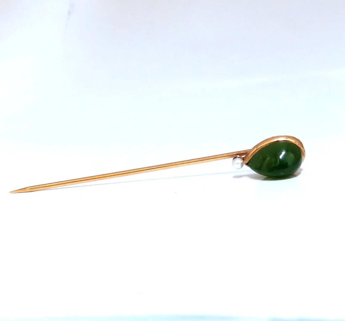 Natural American Green Jade Hat stick Pin scarf 14kt gold: Title: Natural American Green Jade Hat stick Pin scarf 14kt gold Description: 11x7 mm mm natural 5 carat pear shape natural American Jade. 68 mm long stick 14 karat gold 2 grams ....*. Reserve: $368.0